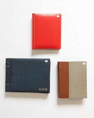 ENSEMBLE DE TROIS CLASSEURS de tailles différentes,...