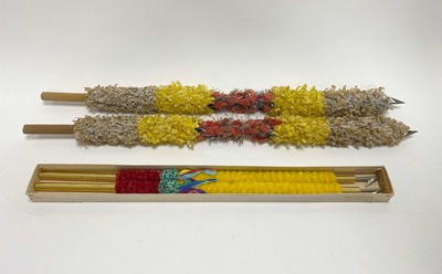 DEUX PAIRES DE BANDERILLES, dont une fine...