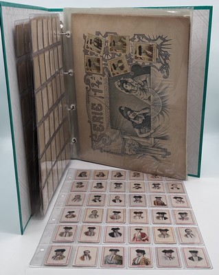 INTERRESSANT CLASSEUR d'environ 216 vignettes...