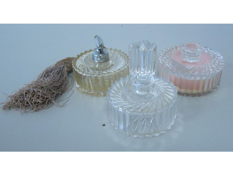 NECESSAIRE DE TOILETTE en verre moulé, trois...