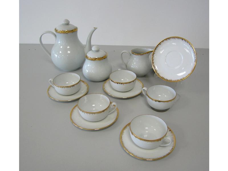 LIMOGES : SERVICE A THE en porcelaine blanche...