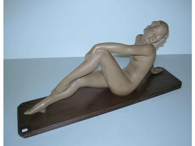JEUNE FEMME ASSISE, sculpture en plâtre pâtinée...