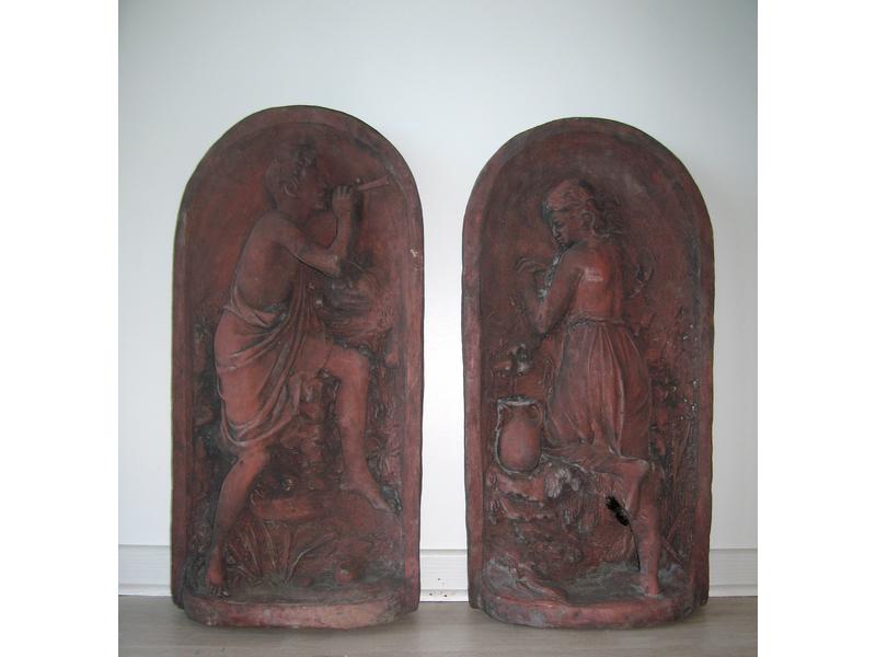 Paire de bas-relief en terre cuite,