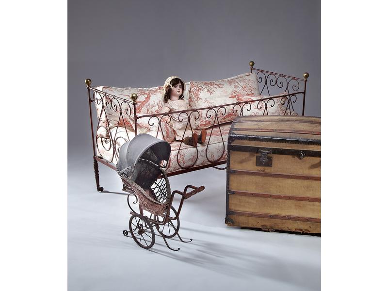 LIT D'ENFANT formant banquette en fer forgé...