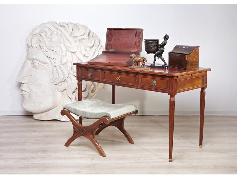 BUREAU PLAT en acajou et placage d'acajou...