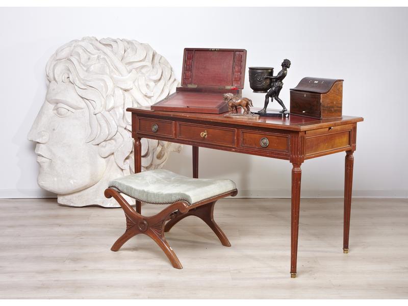 TABOURET CURULE en noyer sculpté garni, de...
