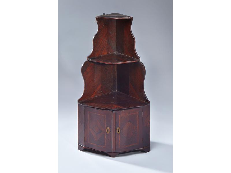 ETAGERE D'ENCOIGNURE de forme chantournée...