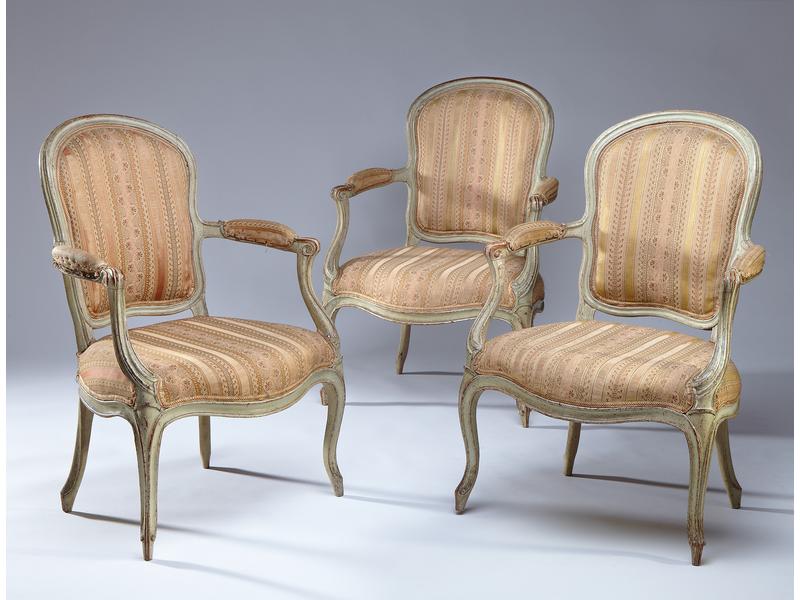 SUITE DE TROIS FAUTEUILS cabriolet en hêtre...