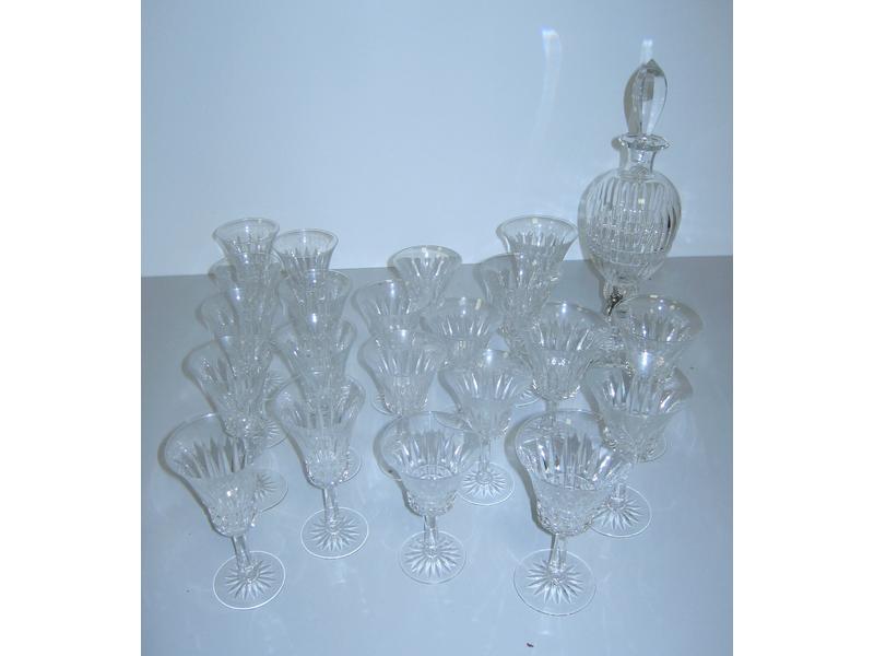 PARTIE DE SERVICE DE VERRES à pied en cristal...