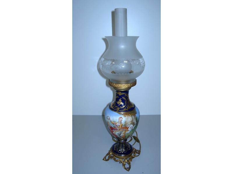 LAMPE EN PORCELAINE type à pétrole montée...
