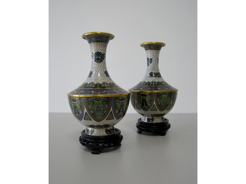 PAIRE DE VASES en émail cloisonné, de forme...