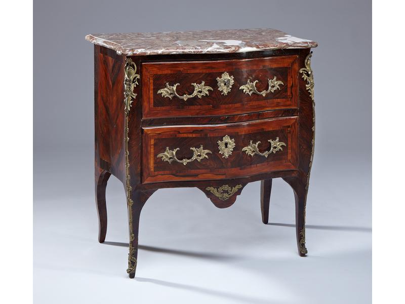 COMMODE galbée toutes faces en placage de...