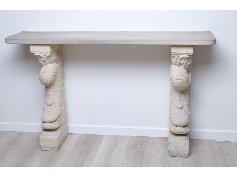 CONSOLE en pierre sculptée, sur deux pieds...