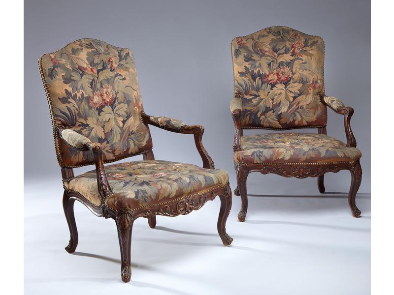 PAIRE DE LARGES FAUTEUILS à dossier plat...