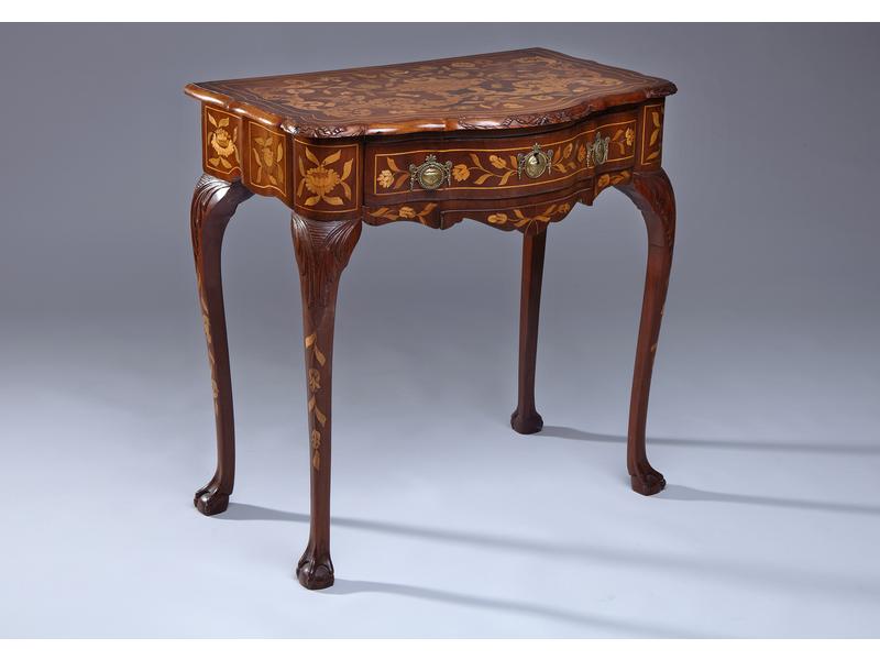 TABLE CONSOLE à façade galbée en acajou et...