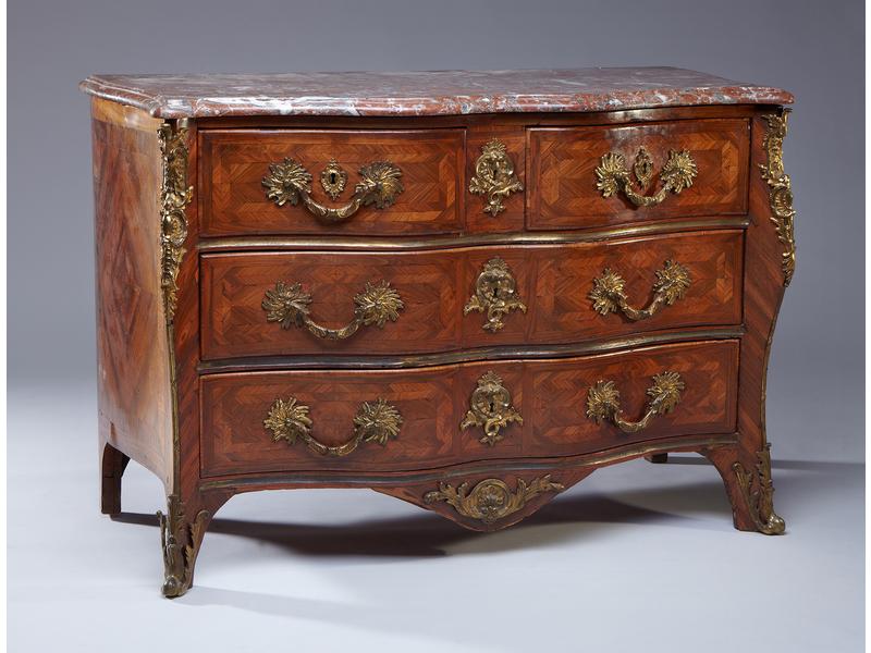 COMMODE à façade en arbalète et cotés galbés,...