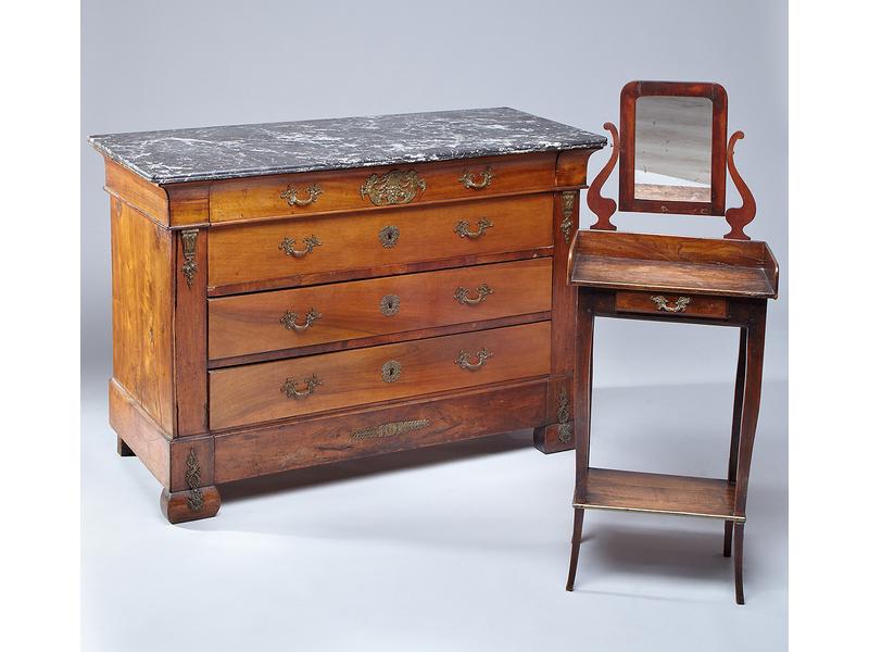COMMODE en noyer et placage d'acajou, ouvrant...