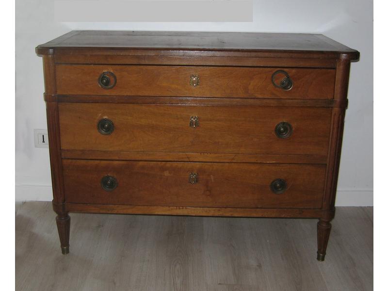 COMMODE en noyer, ouvrant à trois rangs de...