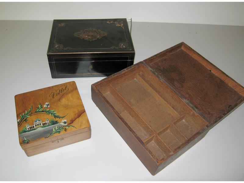 TROIS BOÎTES: une en bois noirci type Boulle,...