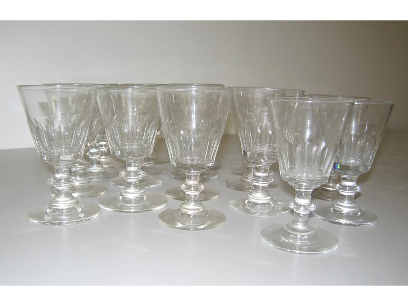 PARTIE DE SERVICE DE VERRES à pied en cristal,...