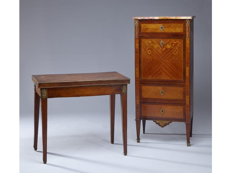 TABLE A JEUX pliante en noyer, pieds gaines,...
