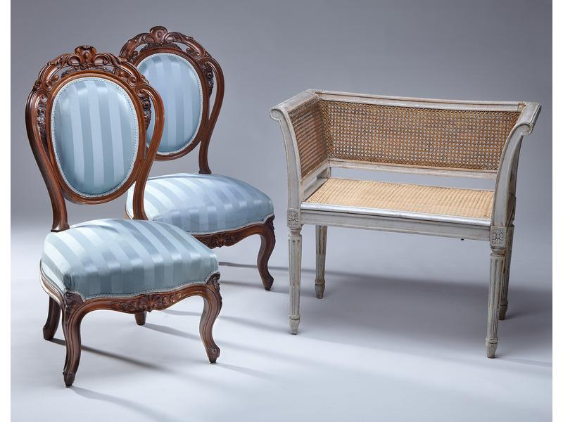 PAIRE DE CHAISES CHAUFFEUSES en noyer sculpté...