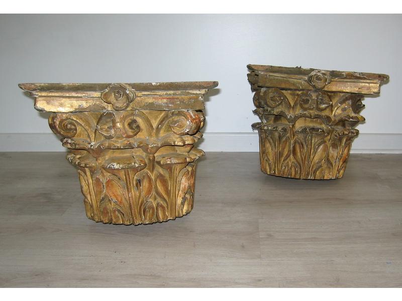 PAIRE DE CHAPITEAUX corinthiens en bois sculpté...