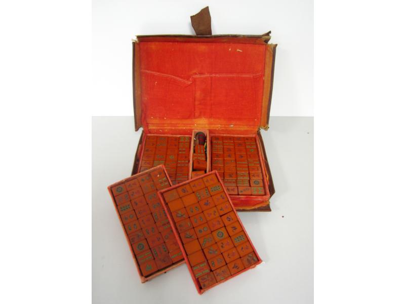 JEU DE MAHJONG dans une malette en cuir....