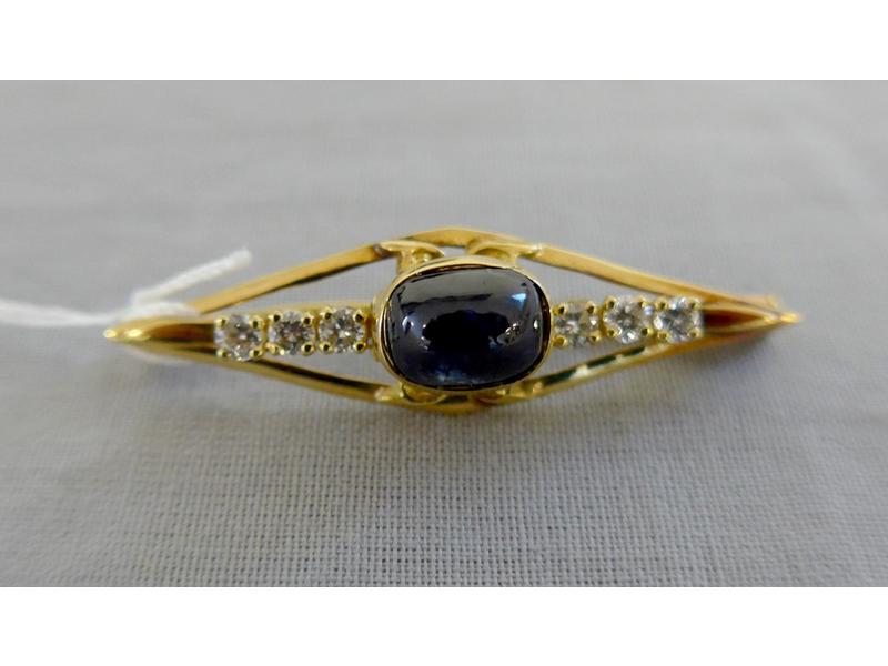BROCHE en or jaune (750) de forme losangique...