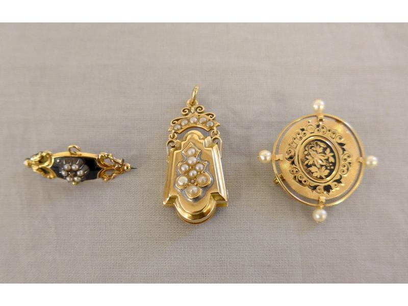 BROCHE ET PENDENTIF articulé en or jaune...