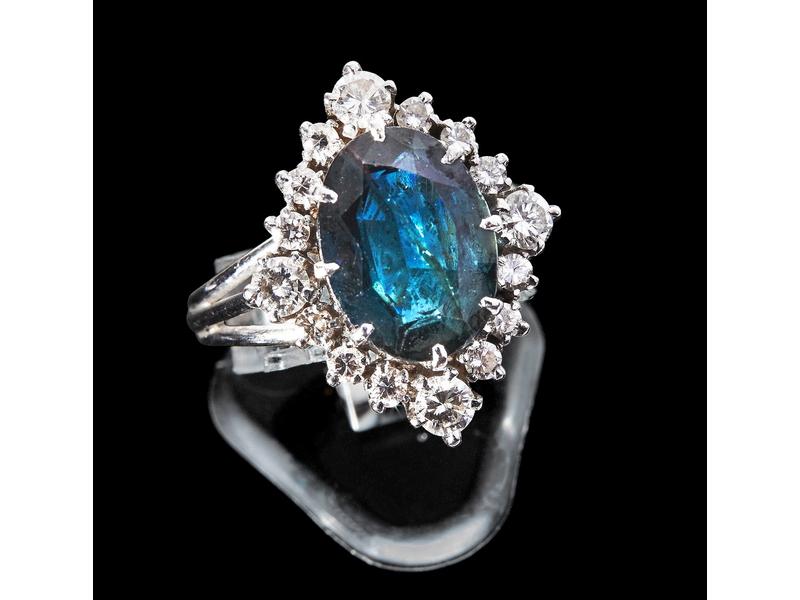 BAGUE en or gris (750) ornée d'un saphir...