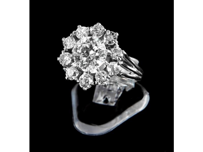 BAGUE en platine et or gris (750) ornée d'un...