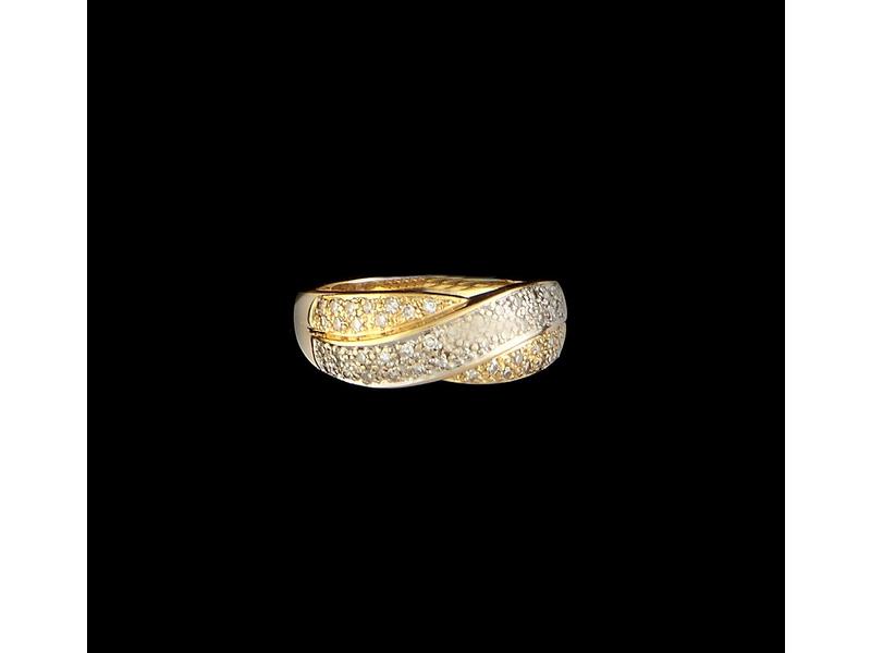 BAGUE jonc en or jaune à pavements entrelacés...