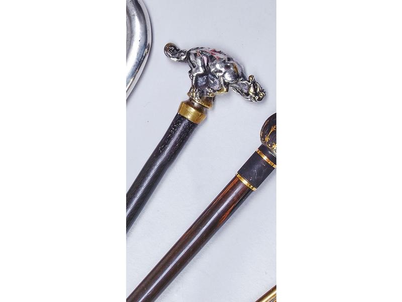 CANNE à pommeau figurant une chimère en bronze...