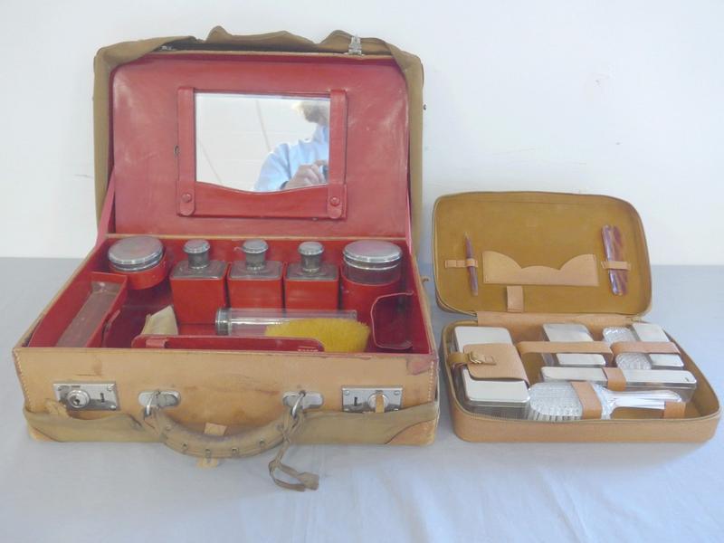 VALISE DE TOILETTE en cuir brun intérieur...