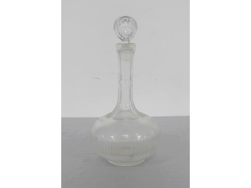 UNE CARAFE de forme balustre en verre mo...