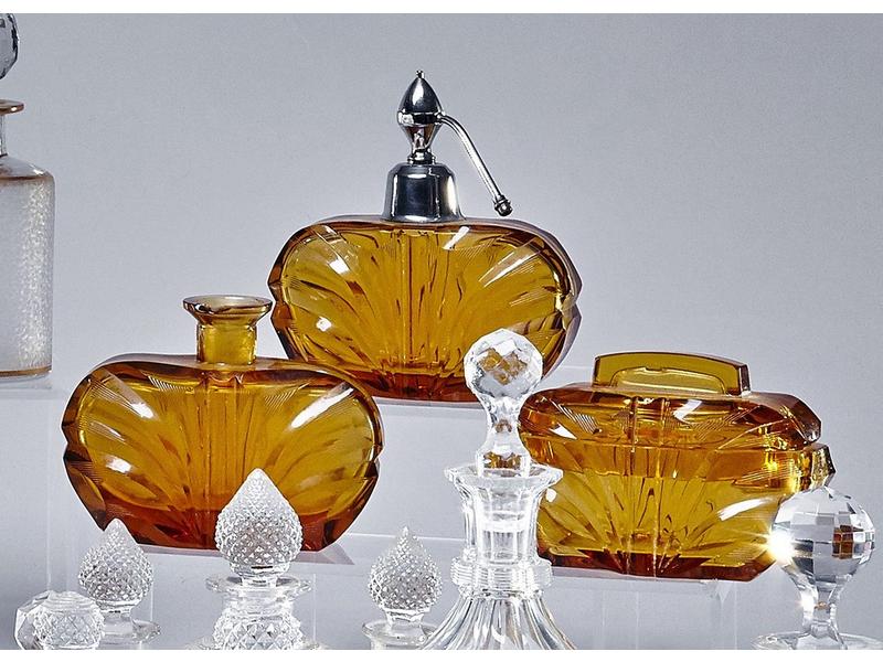 NECESSAIRE DE TOILETTE en verre moulé marron...