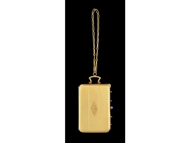 BEL ETUI A POUDRE en or jaune à décor guilloché...