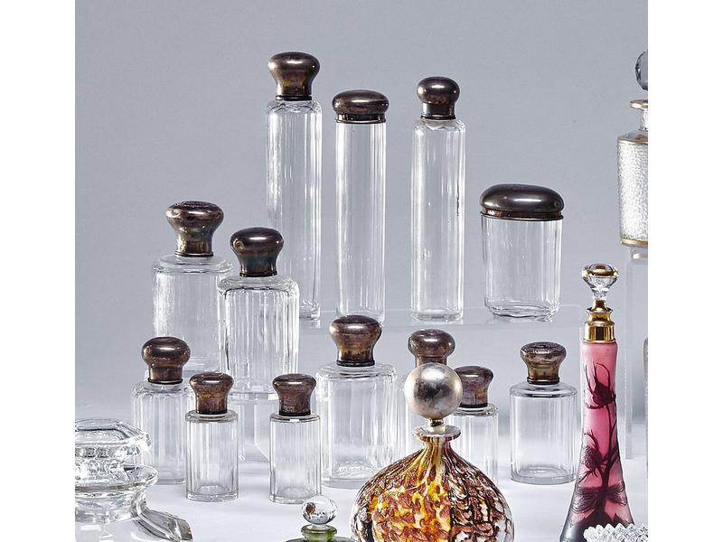 SUITE DE TREIZE FLACONS A PARFUM en verre...
