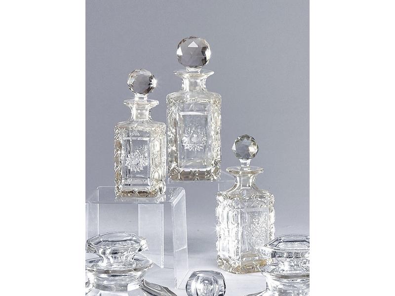 TROIS FLACONS A PARFUM en cristal taillé...