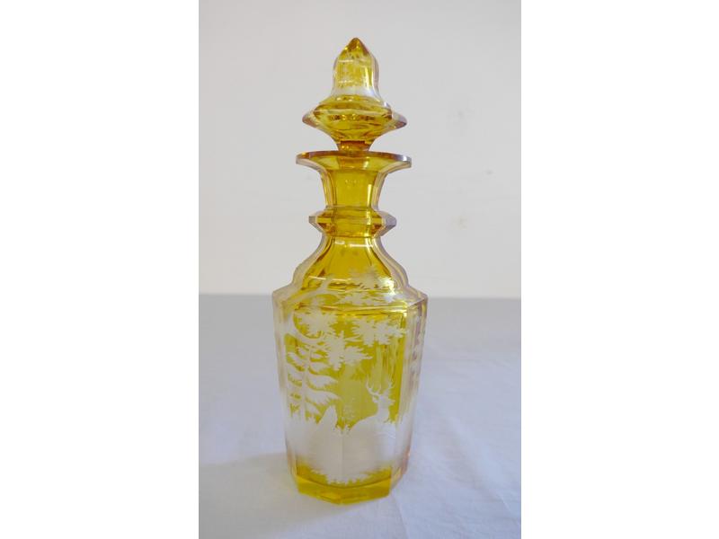 FLACON en cristal teinté jaune gravé à la...