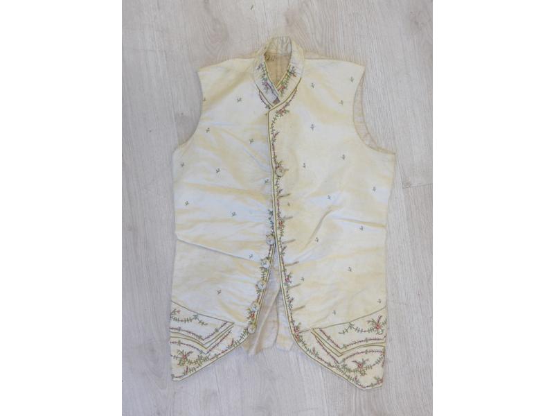 GILET D'HOMME en lin et soie crème à décor...