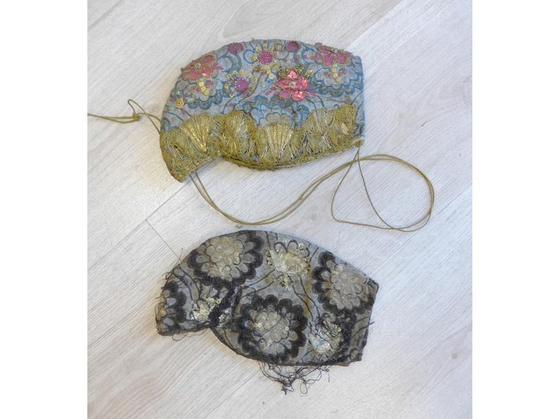 DEUX COIFFES OU BONNETS brodés sur soie de...