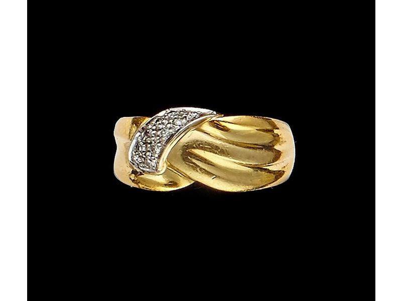BAGUE jonc en or jaune (750) à motif de pavage...