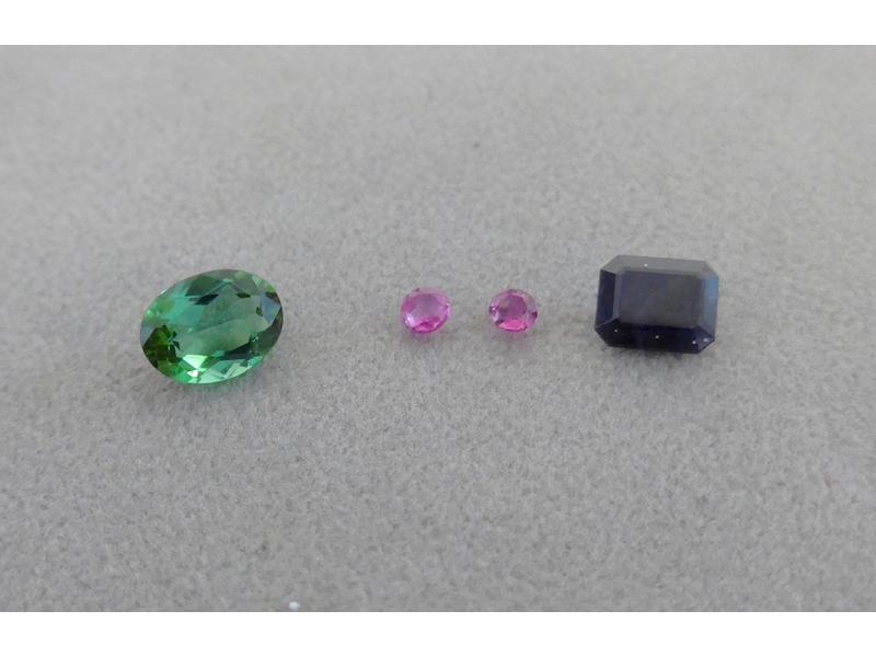 LOT DE PIERRES DE COULEURS comprenant: