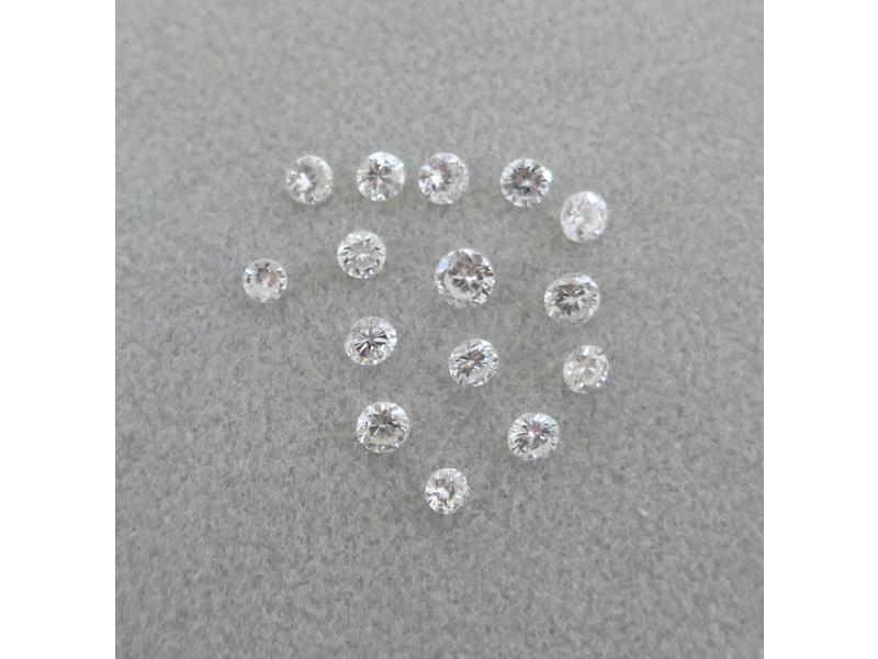 15 PETITS DIAMANTS taillés en brillant pour...