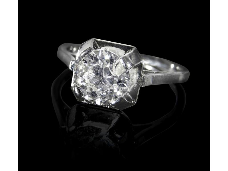 BAGUE en platine ornée d'un diamant demi...