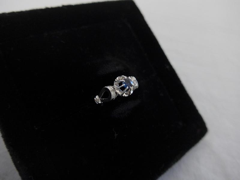 BAGUE en platine sertie d'un petit saphir...