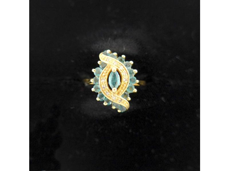 BAGUE en or jaune en entrelac sertie de pierres...