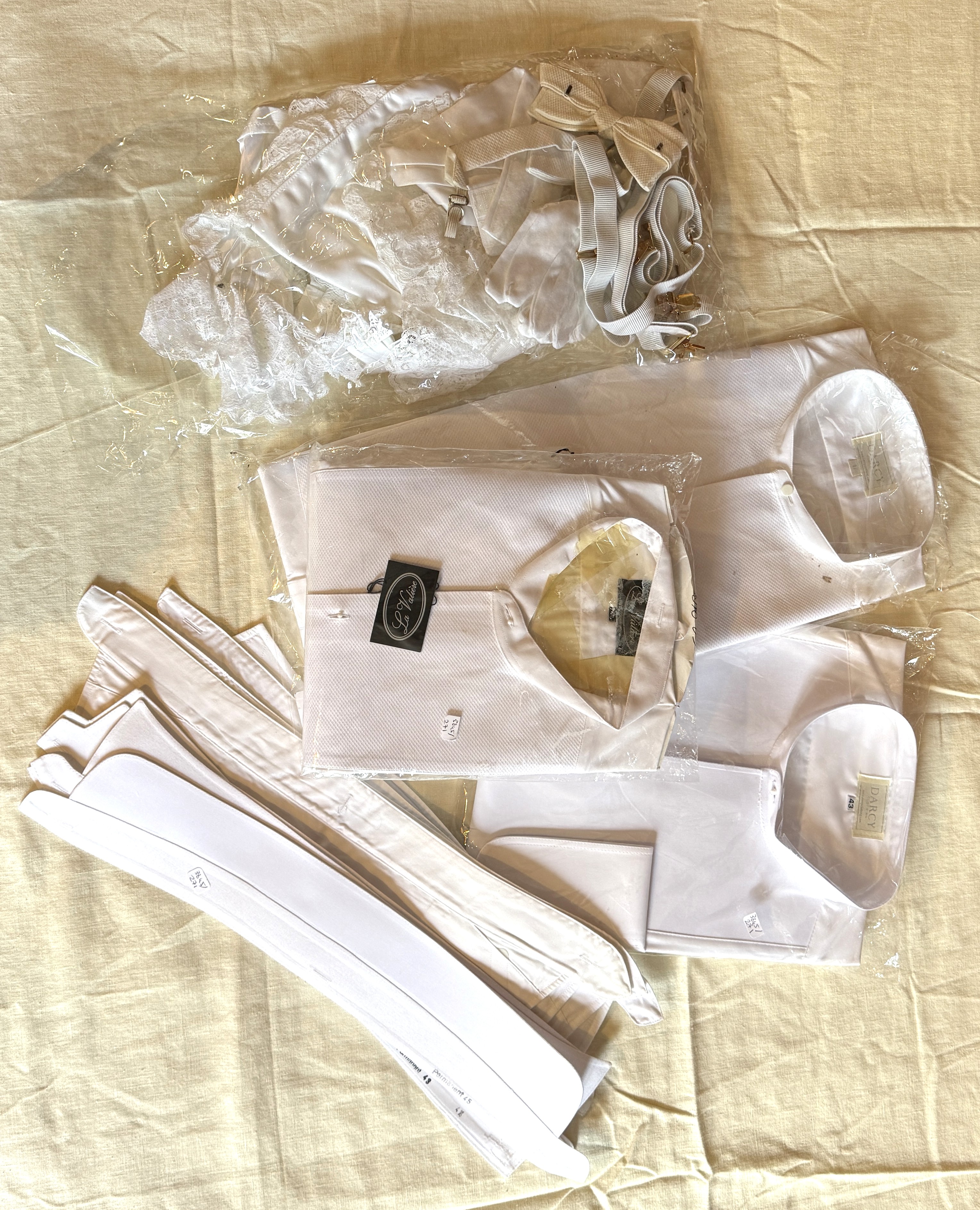 TROIS CHEMISES BLANCHES D'HOMME de la marque...